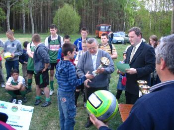 sekretarz gminy Budzyń Bogusław Gniła podczas wręczania Pucharu  