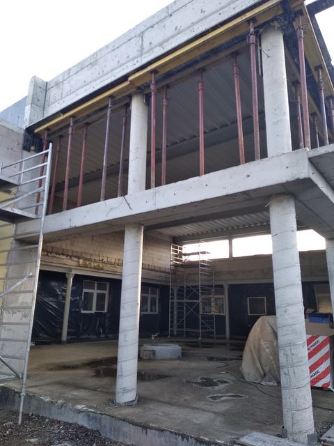 widok na fragment holu w nowej części budynku szkoły podstawowej w Wyszynach