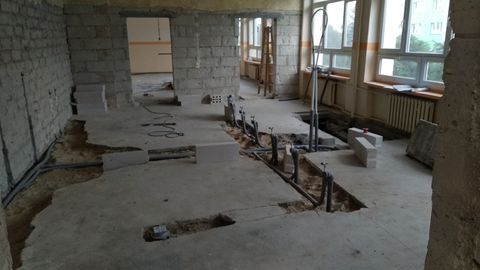 Widok na węzeł sanitarny w części przedszkolnej szkoły podstawowej w Budzyniu w trakcie prac budowlanych