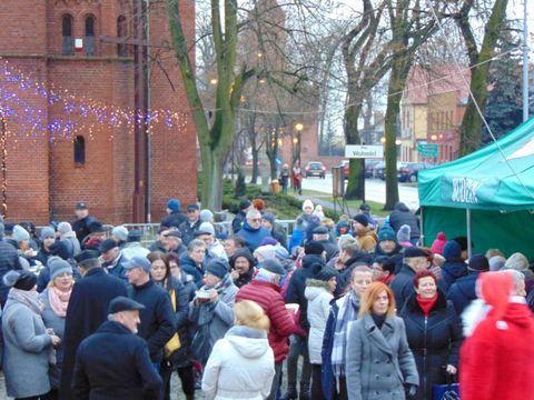 Widok na Plac Wolności, na którym znajdują się namioty z posiłkami orazduża grupa mieszkańców gminy, którzy przyszli na spotkanie bożonarodzeniowe